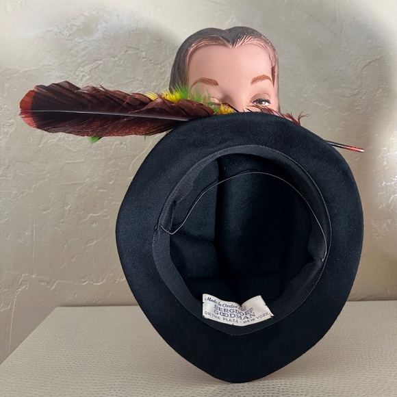 UNUSUAL 1950s\' BLACK FELT HAT WITH FOLDED CROWN & LARGE MULTICOLORED FEATHERS main image 6